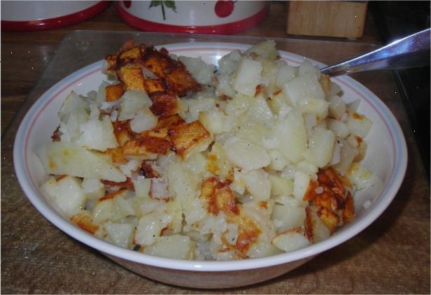 Hvordan lage stekte poteter. Skjær poteten i halv eller kvartaler.