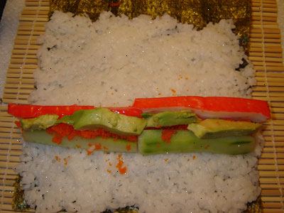 Hvordan lage sushi. Velg to typer grønnsaker (agurk og gulrøtter) og en fisk (for eksempel kunstig kokt krabbe).