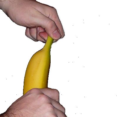 Hvordan skrelle en banan. Klemme eller presse bare på spissen (forsiktig) å rive huden (eller bruke neglen).