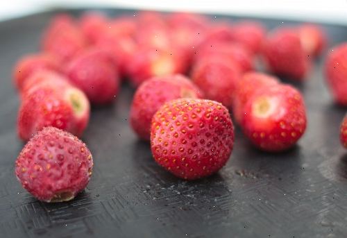 Hvordan å fryse jordbær. Forstå prosessen med frysing jordbær før du velger en metode.