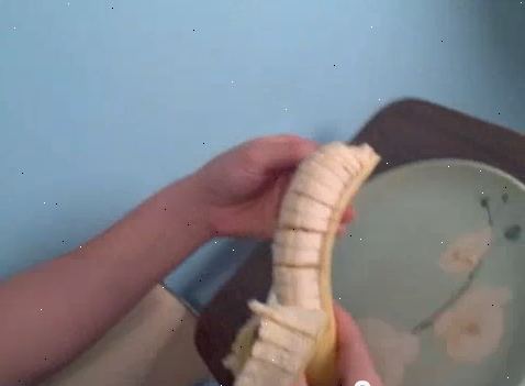 Slik skjære en banan før det er skrellet. Smug sikre en banan som er klar til å spise.
