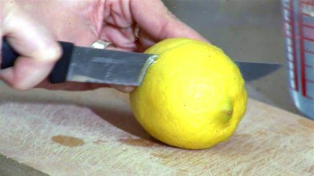 Hvordan du rengjør en mikrobølgeovn med en sitron. Bland sitron med vann.