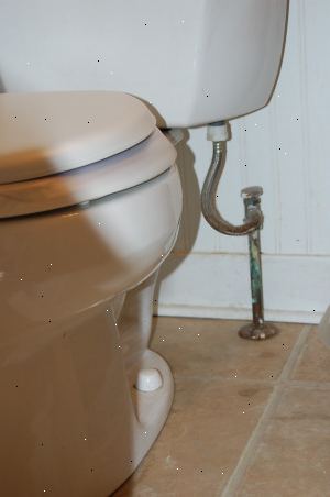 Hvordan slå av vanntilførselen til et toalett. Se etter en tappekran / trykk på røret som fører til toalett sisterne / tank.