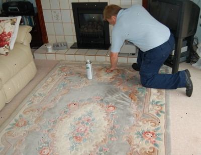 Hvordan rengjøre et teppe. Den beste måten å holde området rug ser sitt beste er en gang i måneden snu den opp ned og støvsuge baksiden av teppet.