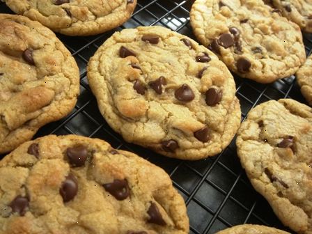 Hvordan lage chocolate chip cookies (gode spiser oppskrift). Smelt smør i en liten kjele.