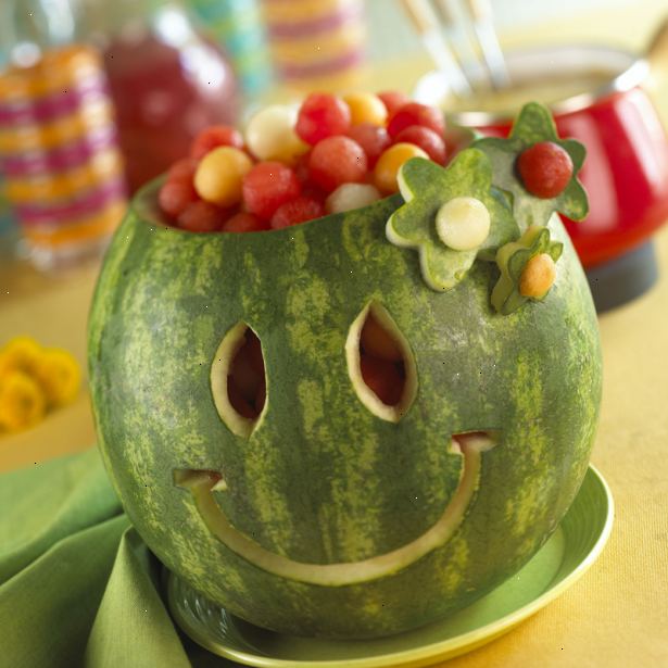 Hvordan å skjære et smil på en vannmelon. Bruk kniven til å fjerne den øverste delen av vannmelon å lage blomster med en blomst cookie cutter.