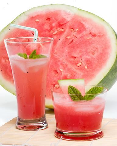 Hvordan lage vannmelon juice. Plasser vannmelon på et skjærebrett.
