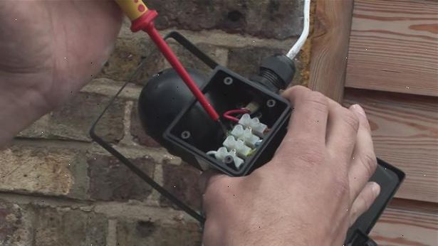 Hvordan installere utendørs elektrisk kabling. Bestem hvilken metode som er mest ønskelig.