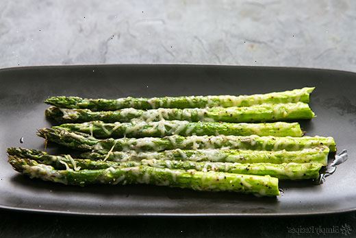Hvordan lage stekt (bakt) asparges. Kjøpe om lag 1 pund av asparges til å tjene fire middager.