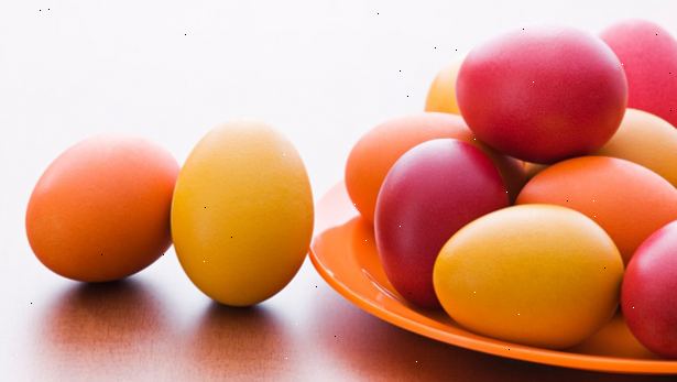 Hvordan finne ut om eggene er rå eller hardkokt. Legge egg på sin side på en glatt, hard overflate, som et skjærebrett i kjøkkenvasken.