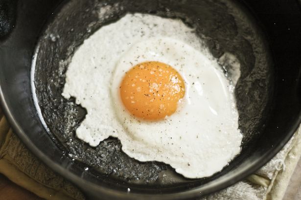 Hvordan steke et egg. Sett en panne på en enda brenner og begynne med en brenner temperatur like under middels varme.