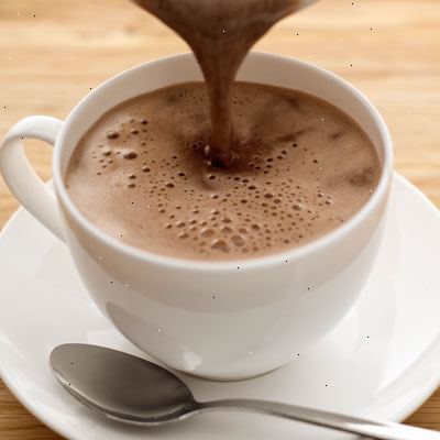 Hvordan lage varm kakao. Heat 6 gram (3/4 kopp) vann eller melk av ditt valg i en kjele (denne oppskriften serverer én person).