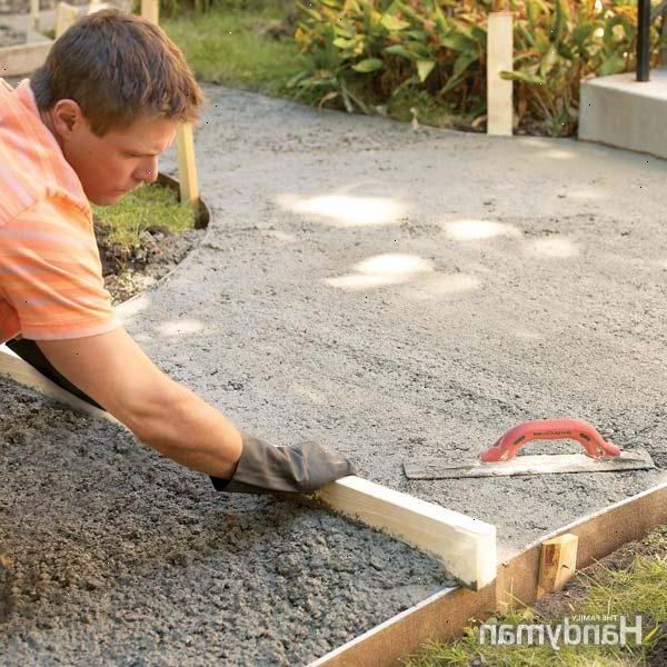 Hvordan bygge skjemaer for en kurvet betong fortau. Skjære av torv med en torvskjærer, deretter grave ut resten av fortauet banen til en dybde på 6 tommer (15 cm).