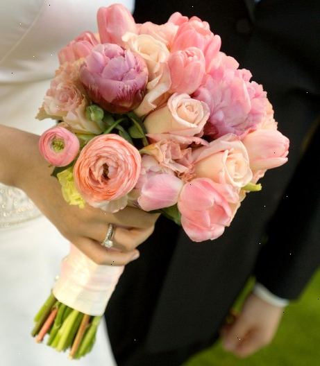 Hvordan lage en hånd bundet bryllup bukett. Velg egnede materialer - Du trenger blomster med ganske lange stilker som roser, iris, nelliker, alstroemeria, fresia, singapore orkideer og lisianthus.