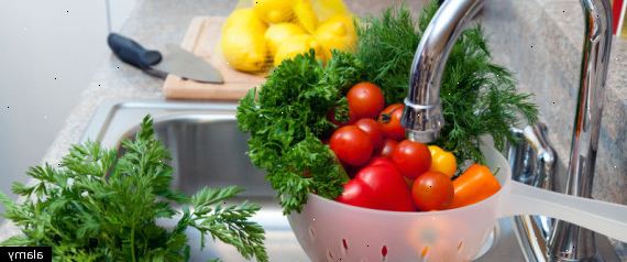 Hvordan å vaske frukt og grønnsaker. Ta all frukt / grønnsaker du trenger å vaske og plassere dem på en benk i nærheten av en vask.