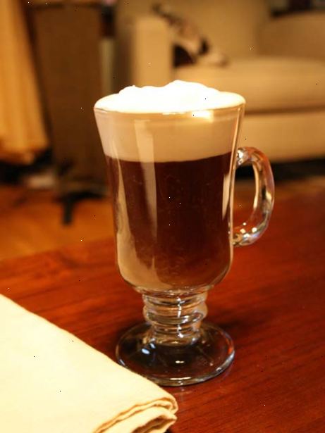 Hvordan lage irsk kaffe. Hell et mål på den i glasset.