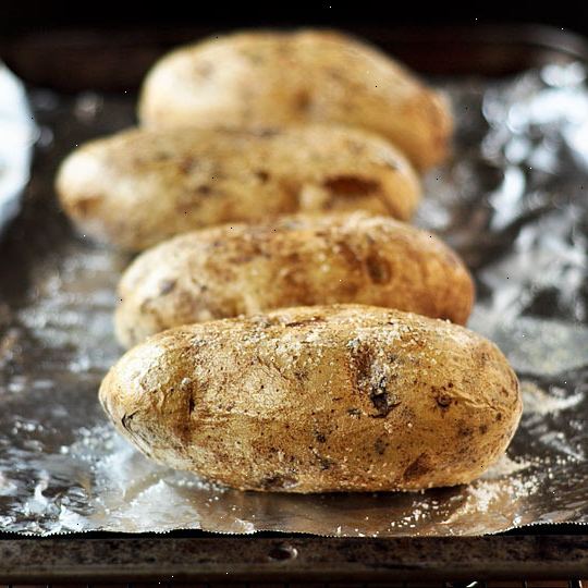 Hvordan bake poteter. Skrubb potetene og skyll godt med kaldt vann.