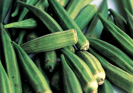 Hvordan forberede okra. Velg okra som er jevnt grønn og ca 2 til 4 inches (5-10 cm) lang.