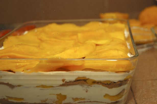 Hvordan å lage en mango float. Bland kremfløte og kondensert melk.