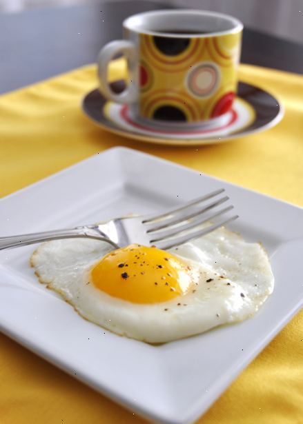 Hvordan lage solsiden opp egg. Tilsett smør, smult / bacon fett eller olje i stekepanne.