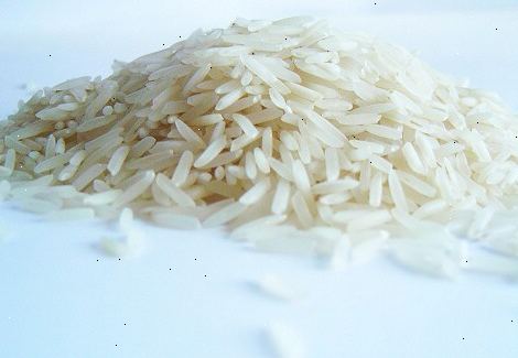 Hvordan lage dampet ris. Husk at målingen til å lage kokt ris er "en del ris, to deler væske".