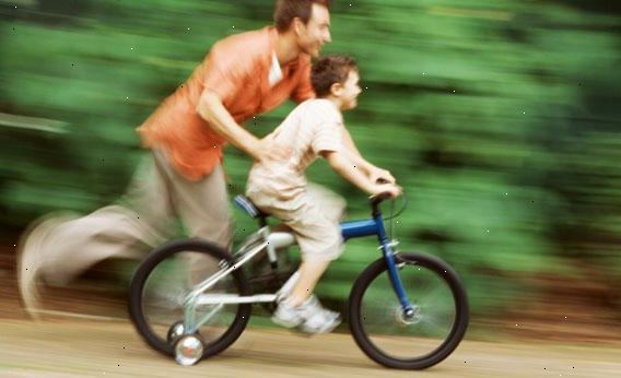 Hvordan lære et barn å sykle. Oppmuntre barnet til å sitte på hans eller hennes sykkel.