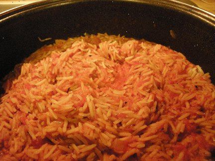Hvordan lage spansk ris. Sett sammen ingrediensene og varme opp olje i en varm stekepanne.