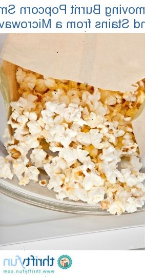 Hvordan få brent popcorn lukt ut av mikrobølgeovn. Ta en ny svamp og en liten bøtte med vann.