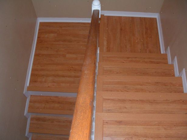 Hvordan installere laminatgulv på trappene. Kutt laminatgulv å måle, men husk at du ikke trenger å forlate en utvidelse omkretsen.