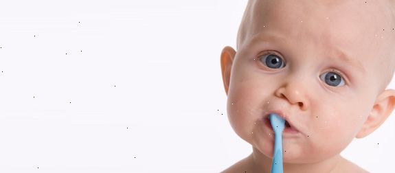 Hvordan berolige en teething barnet. Husk at du kanskje ikke vet babyen teething før selve tannen dukker gjennom, så ikke automatisk anta noe rop er teething og raskt ty til medisin.