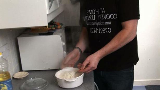 Hvordan koke ris i en mikrobølgeovn. Før matlaging, eventuelt skyll eller suge ris.