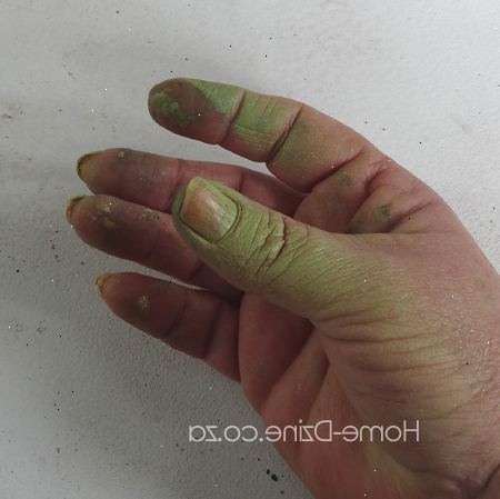 Hvordan få spray maling av hendene. Ta en varm dusj så snart du er ferdig med maleriet.