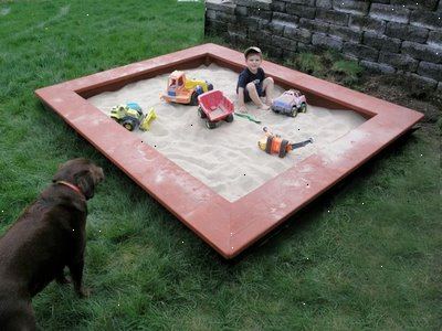 Hvordan bygge en sandkasse. Kutt trelast til størrelse.