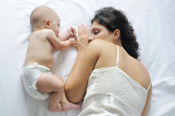 Hvordan co sove trygt med babyen din. Bruk så fast en sovende overflate som mulig.