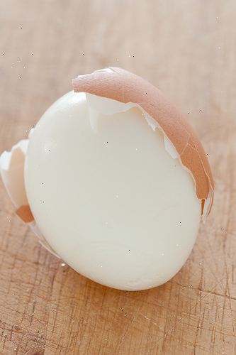 Hvordan å skrelle et egg. Forbered et hardkokt egg i saltvann og la den avkjøles.