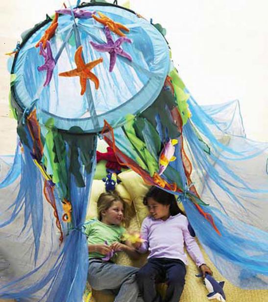 Hvordan å dekorere et barnerom uten maling. For små barn, bruk crepe papir på rull (tilgjengelig på lærerens forsyning eller håndverksbutikker) for finger, svamp, eller andre taktile maleri.
