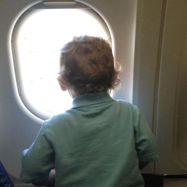 Hvordan reise med fly med et spedbarn eller småbarn. Ikke føl deg forpliktet til å kjøpe et sete for barnet ditt.