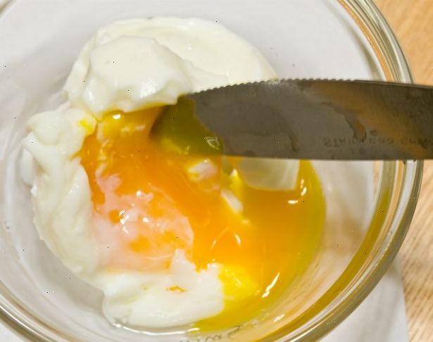 Hvordan lage et bløtkokt egg. Bruk en liten kasserolle.