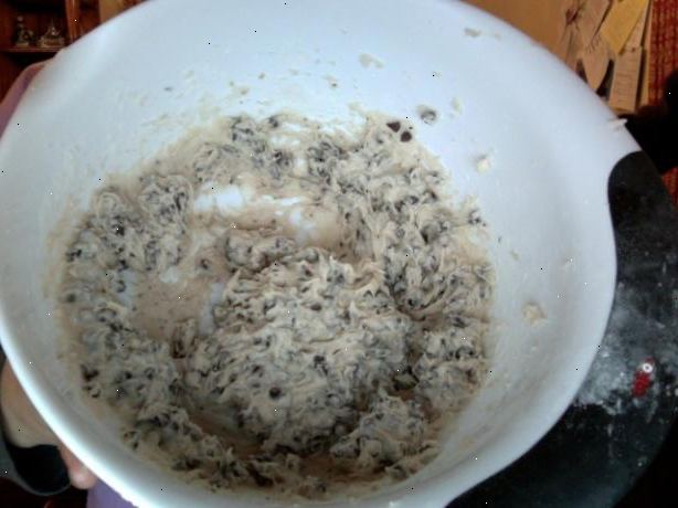 Hvordan lage spiselig cookie deig. Sett smøret i en stor matlaging bolle og tilsett sukker.