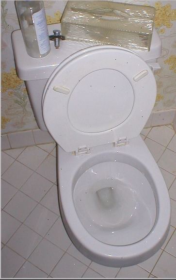 Hvordan rengjøre metall merker av en porselen toalett. Slå av vanntilførselen til toalettet, og deretter skylle toalettet.