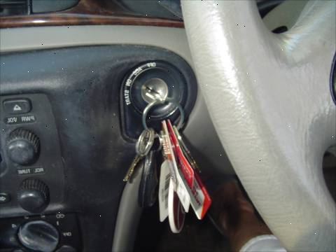 Hvordan du henter nøklene låst inne i en bil. Bekrefter at alle dører i bilen din er låst.