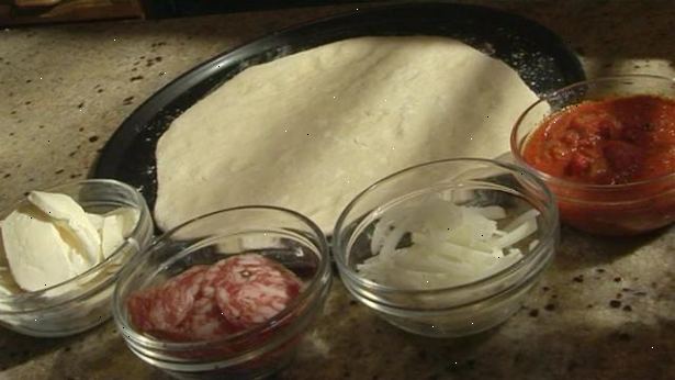Hvordan lage pizzadeig. Sett varmt vann i en kjele.