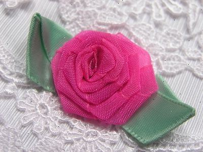 Hvordan lage silke, sateng eller bånd roser. Velg et materiale farge.