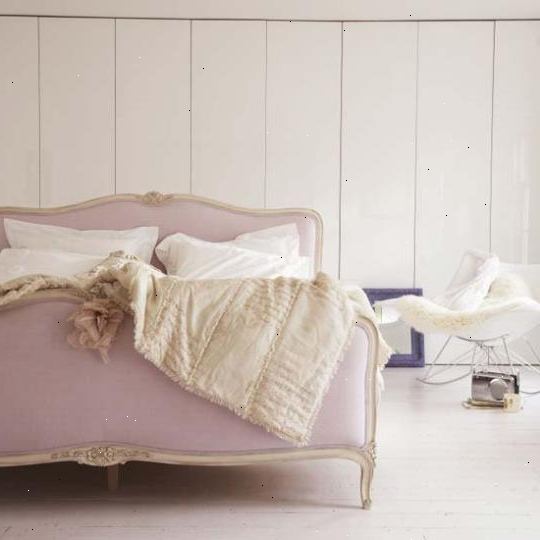 Hvordan dype rense og organisere rom. Ta alt av sengen din, med unntak av madrassen.