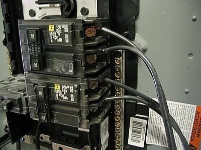 Hvordan du installerer en effektbryter. Slå av strømtilførselen til det elektriske panelet.