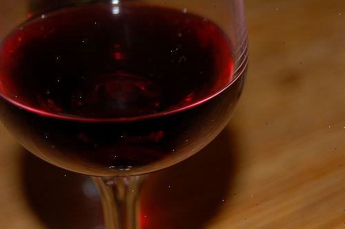 Hvordan fjerne en rød vin flekk fra et parkettgulv eller bord. Tørk opp rødvin spill hvis det ikke er helt tørt, med et vått papirhåndkle eller våt absorberende klut.