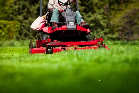 Hvordan fikse styringen på en ridetur plen traktor. Fjern klipperen hette og andre lett avtagbare paneler som fører til styringen, som vil bli plassert direkte under rattet.