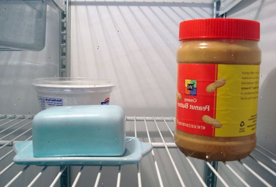 Hvordan bli kvitt dårlig lukt i kjøleskapet. Slå av kjøleskapet og trekk ut kontakten.