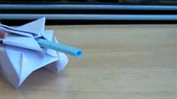 Hvordan å lage et papir hær tank. Start med et stykke papir som er 12 "med 2".