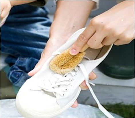 Hvordan å vaske sko. Rydd bort overflødig gjørme og skitt som kan bli børstet av lett.